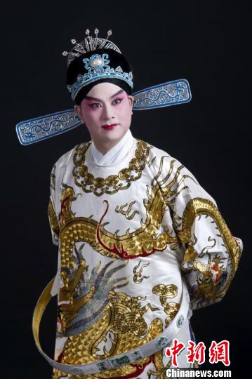 福州闽剧演员吴则文以原创廉政闽剧《兰花赋》