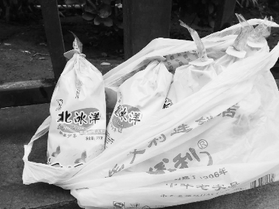 ①记者从淘宝店购买的北冰洋袋儿淋还有义利店的口袋包装