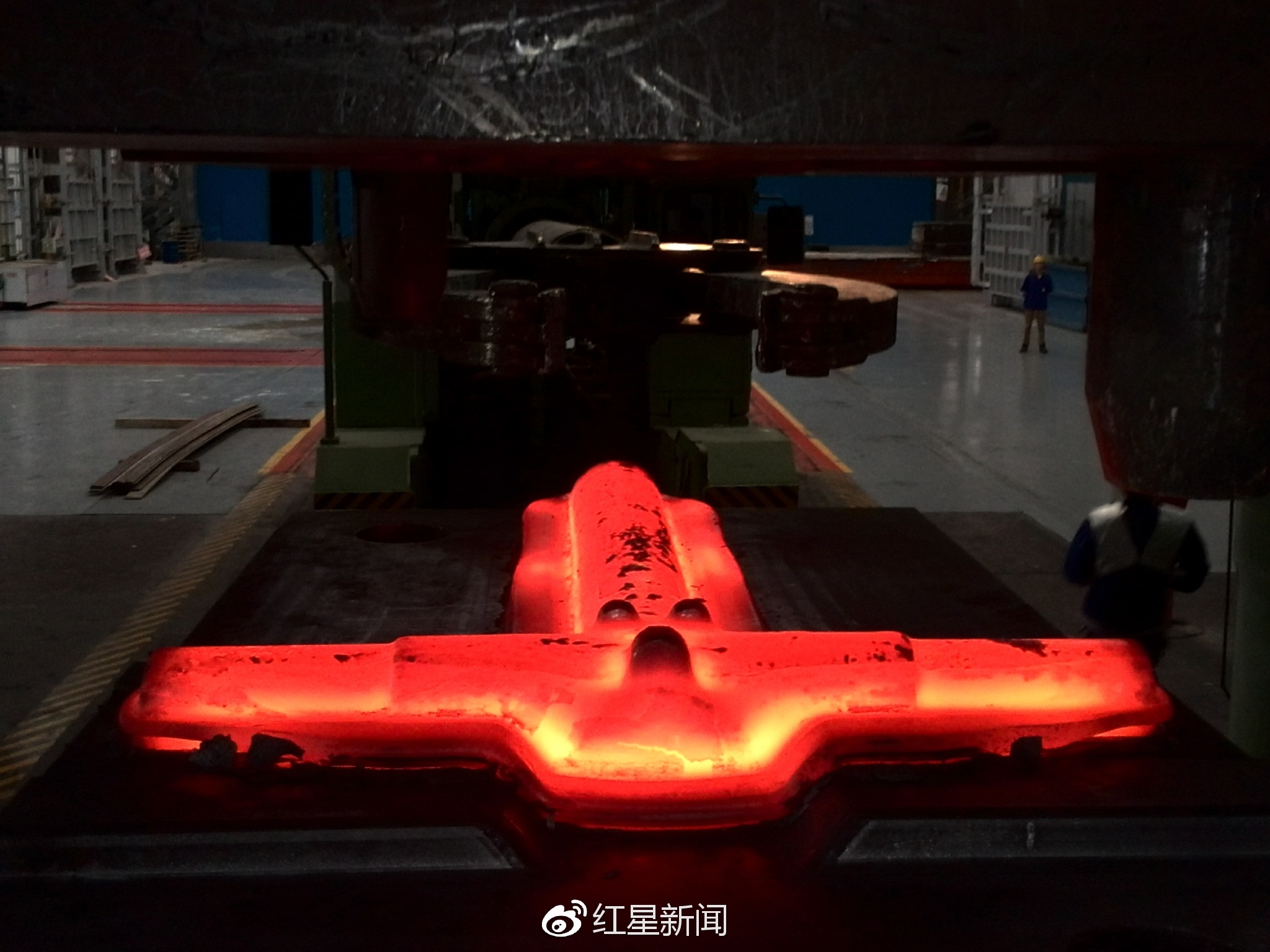 红星新闻独家探访C919锻件车间 8万吨模锻压机一锤子压出飞机脊梁|锻压机|锻件|红星_新浪科技_新浪网