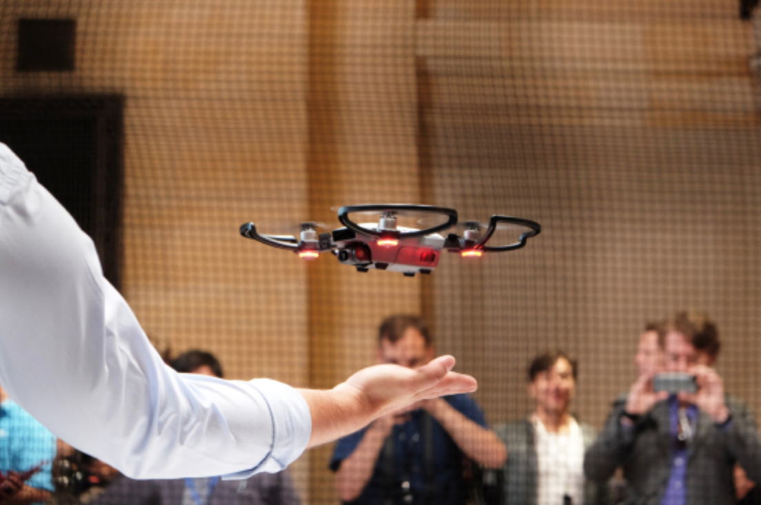 大疆发布自拍无人机 能手势操控,比可乐罐还轻|无人机|手势|自拍_新浪