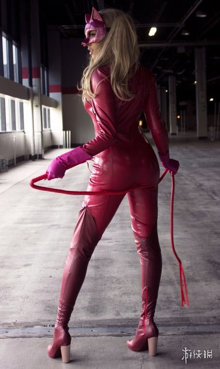 女神异闻录5高卷杏cos紧身红皮衣凸显性感身材