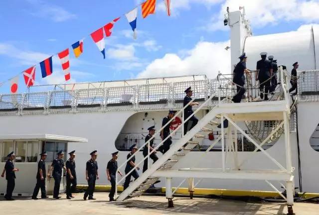 越南海岸警卫队人员登上"莫根索"号巡逻舰,准备接舰.