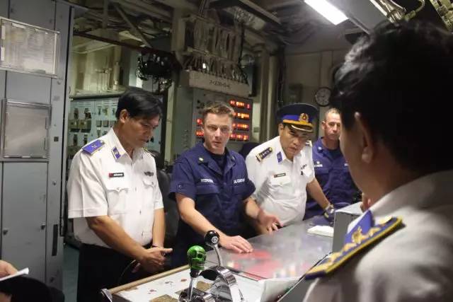 登上"莫根索"号巡逻舰的越南海岸警卫队官员.