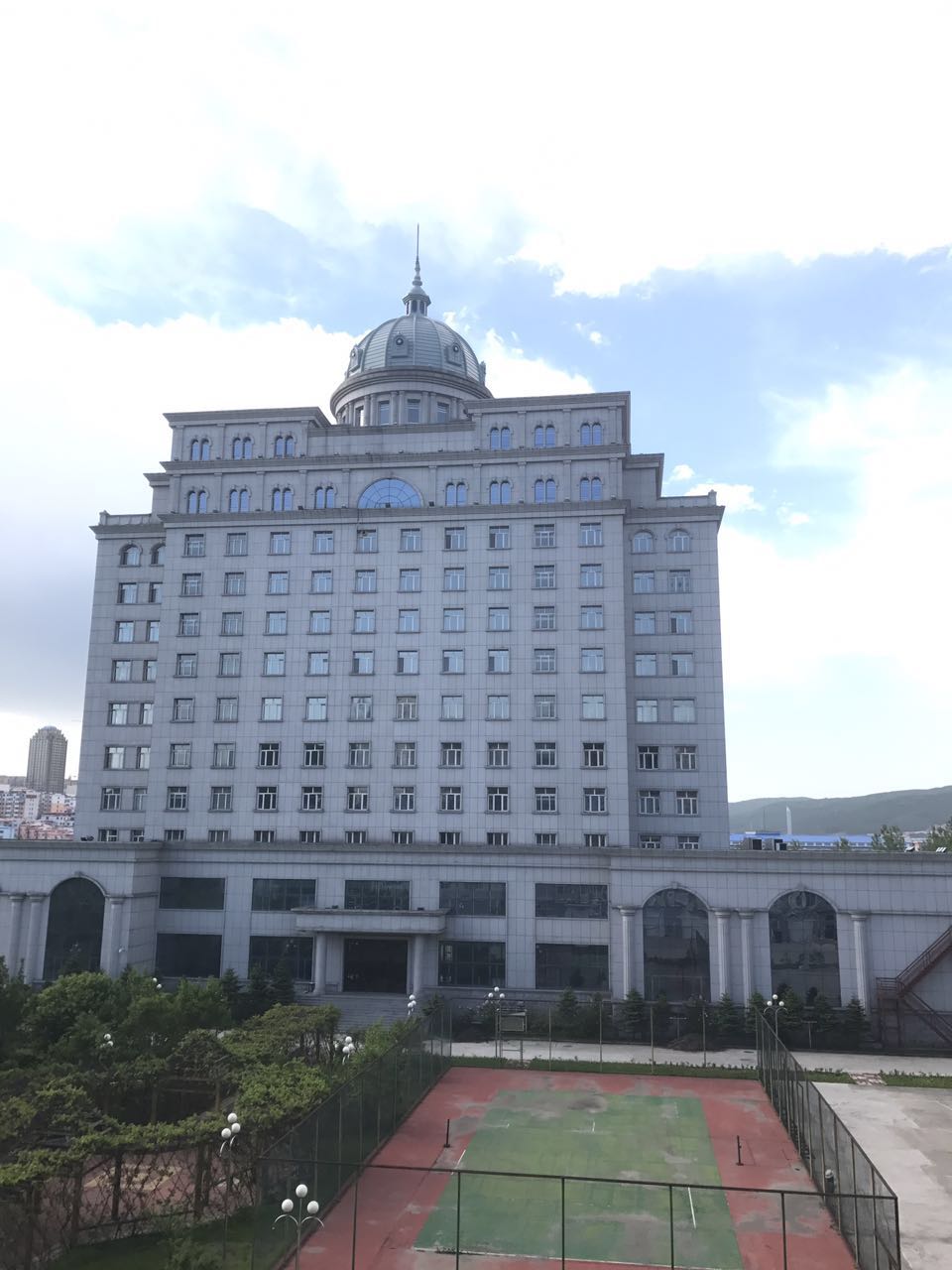 我们所住的这个地方属于绥芬河的海关,绥芬河海关在晴天之下显得巍峨