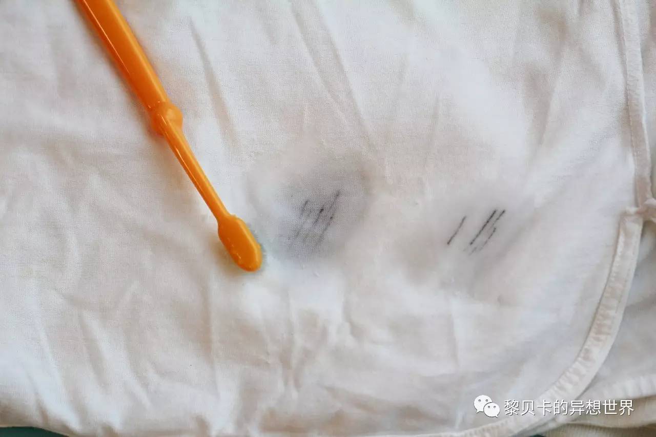 白衣服被染色了,怎么恢复白色（白衣服被染色了）-第2张图片-潮百科