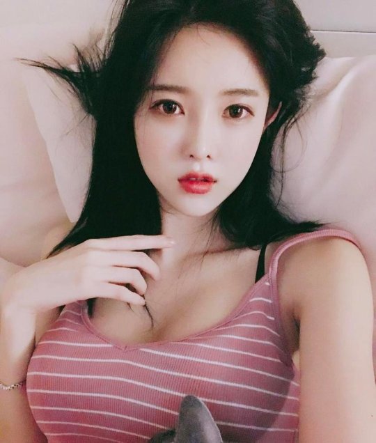 "亚洲第一美少女"主播阿英:靠身材赚辆保时捷