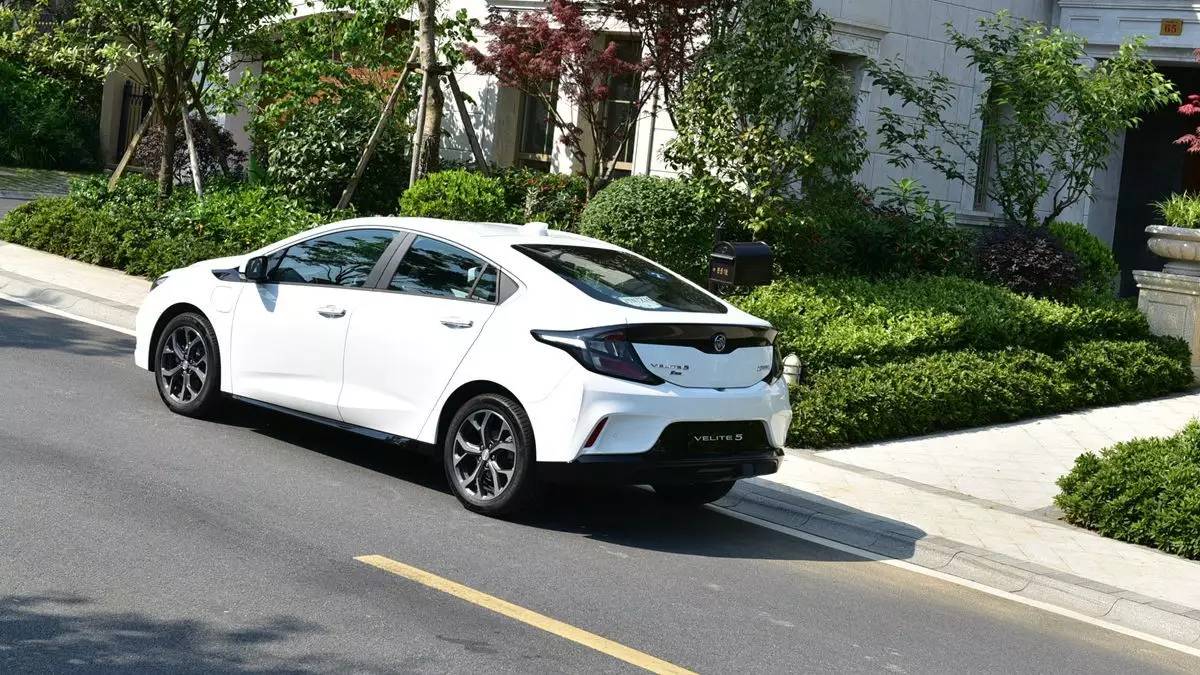 别克带来了一款新能源车，跟外面那些妖艳货色都不一样