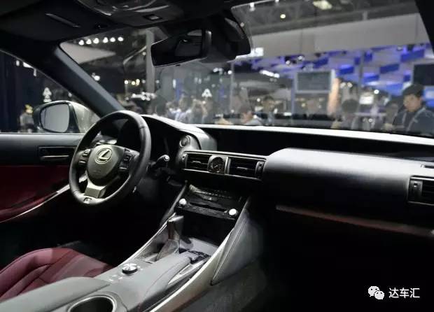 新款雷克萨斯IS300上市售32.49万起，降价增配