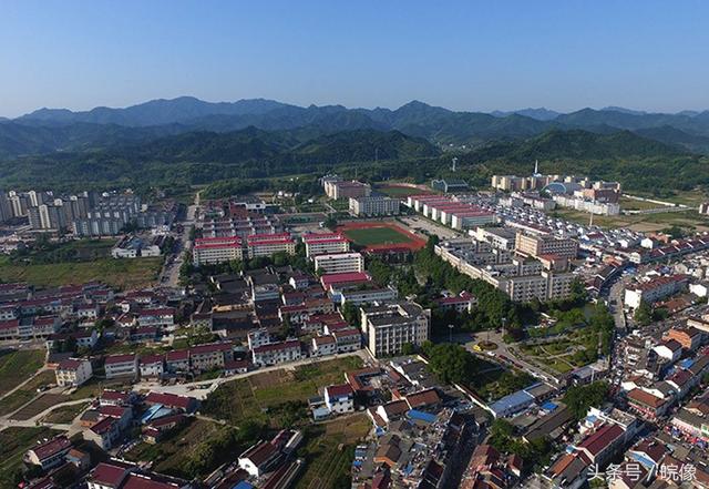 航拍安徽毛坦厂中学 学生放学人潮涌动