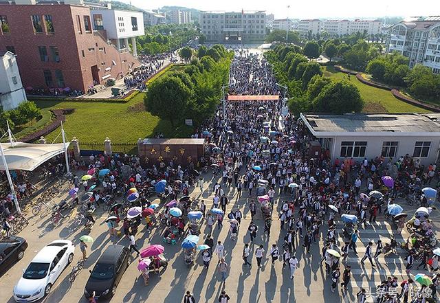 航拍安徽毛坦厂中学 学生放学人潮涌动