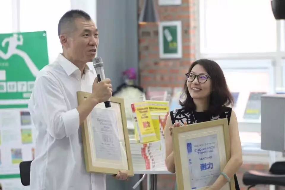 大叔(谭杰)翻译的大书(耐力)别有风味,本书的另一译者是盈方中国跑步