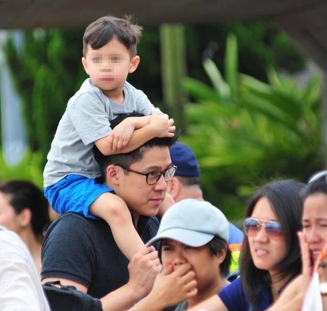 霍启刚人群中让儿子肩头骑大马看龙舟,网友:马赛克也挡不住帅气