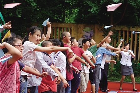 志愿者教特殊儿童折叠纸飞机 放飞梦想祝福家乡