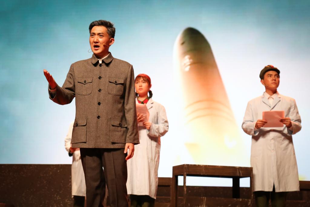 上海交大原创话剧《钱学森》在渝汇演 爱国情怀感动市民学子[图]