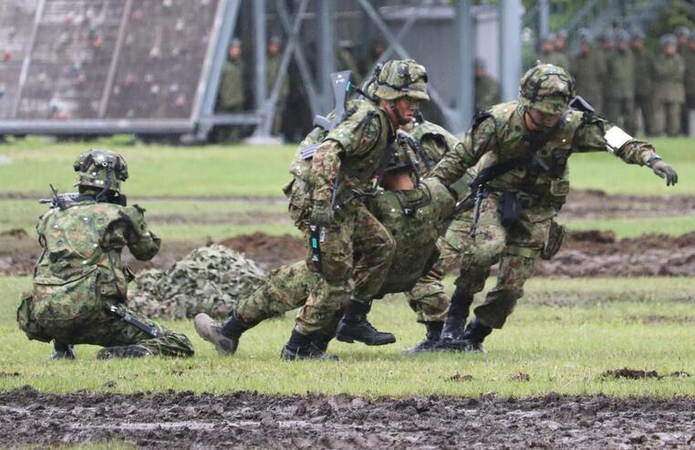 日本陸上自衛隊第11旅團向公眾展示模擬戰鬥訓練