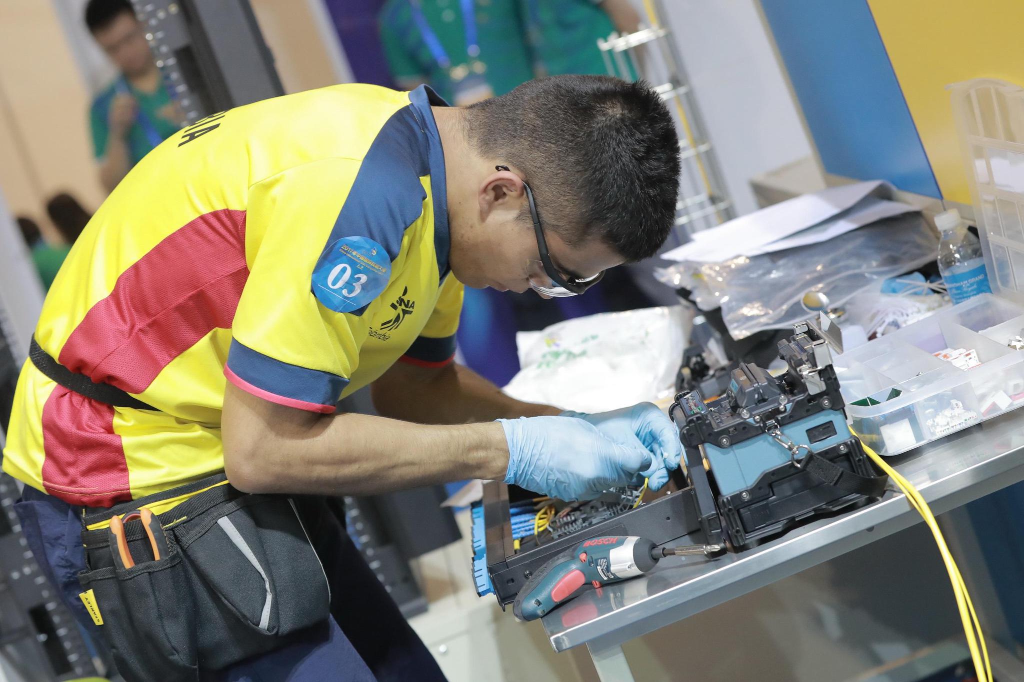 中国国际技能大赛今天打响,227名青年选手操作台上赛技能