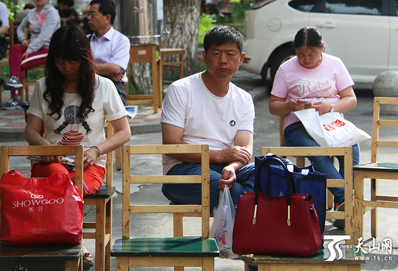 考场外的守望者:陪考家长翘首期盼 望孩子尽力就行