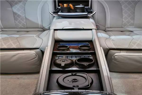 【小新说车】驾驭着奔驰性能怪兽，却谈起了养生