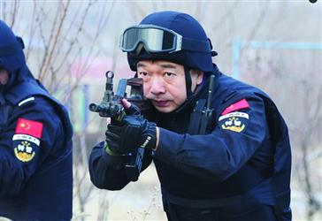 辽阳:跳下5楼抓毒贩 摔断肋骨又追千米|张喆|毒贩|辽阳市_新浪新闻