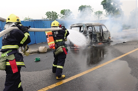 面包车起火水枪浇不灭 原是车上拉了几桶燃油|水枪|起火|消防官兵