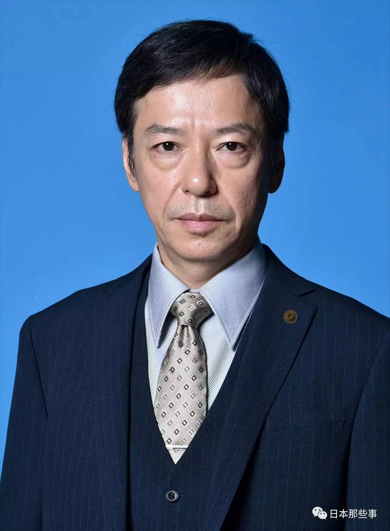 古田新太饰演全身是迷的神秘人.