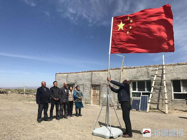 93岁卧床老人想看升国旗家人把升旗点搬他窗外