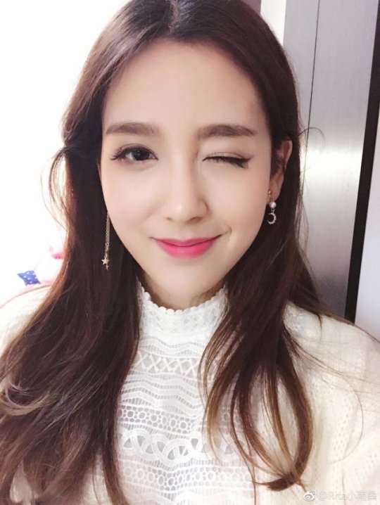 新晋lol第一美女解说 一年前还是服务员
