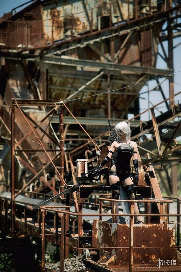 11区萌妹cos《尼尔:机械纪元》a2大姐姐 黑色小肚兜难遮翘臀!