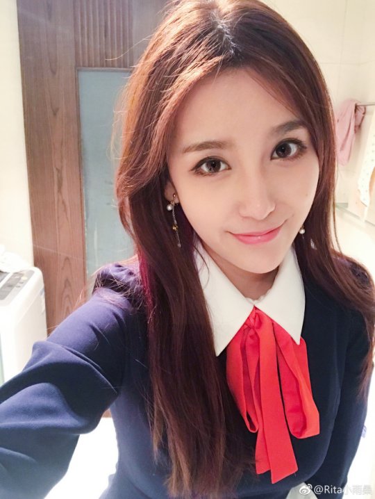 新晋lol第一美女解说 一年前还是服务员