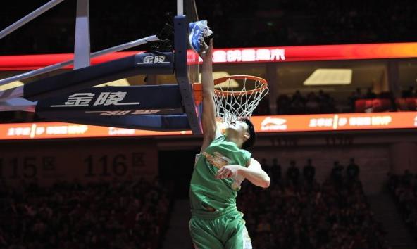 据上海队官方透露,球队锋线大将翟逸入选了中国男篮蓝队,并在今天抵达