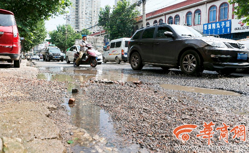 西安田马路北口有个大水坑 过往行人和司机都遭殃