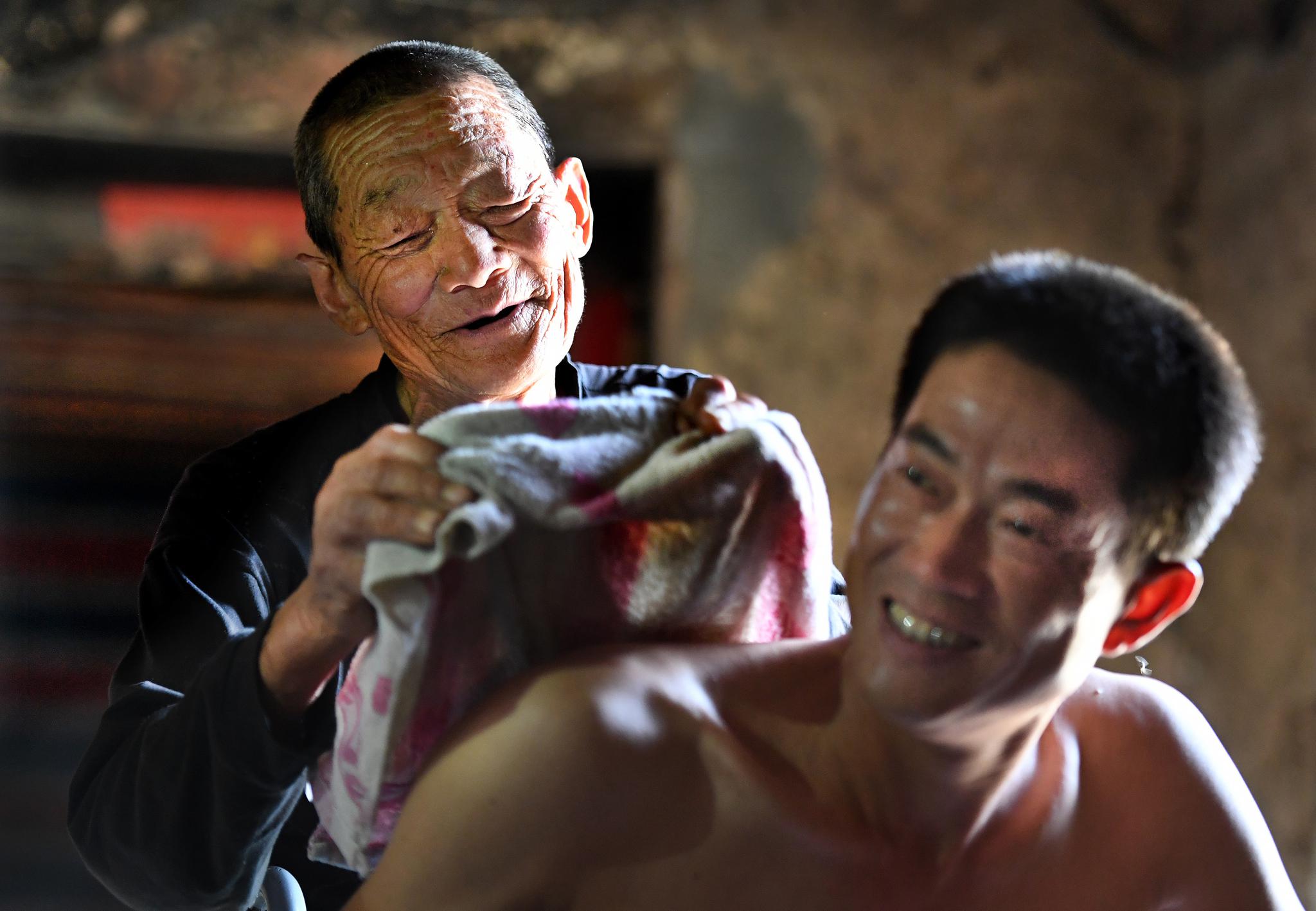 "如果有下辈子,我要当父亲,要像他爱我那样去爱他.