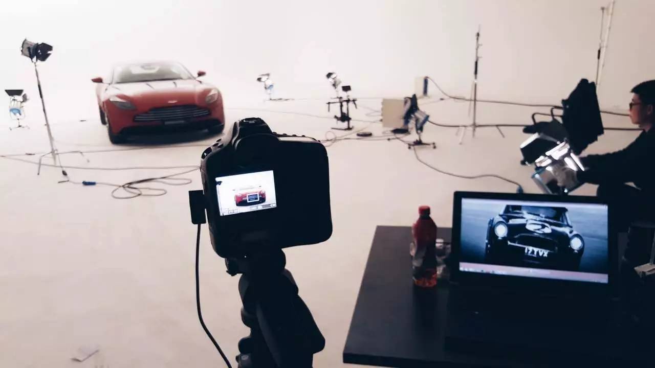 “幕后曝光” 老海报 新玩法