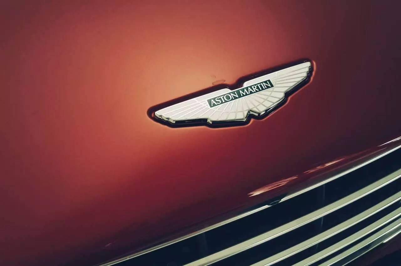 “幕后曝光” 老海报 新玩法