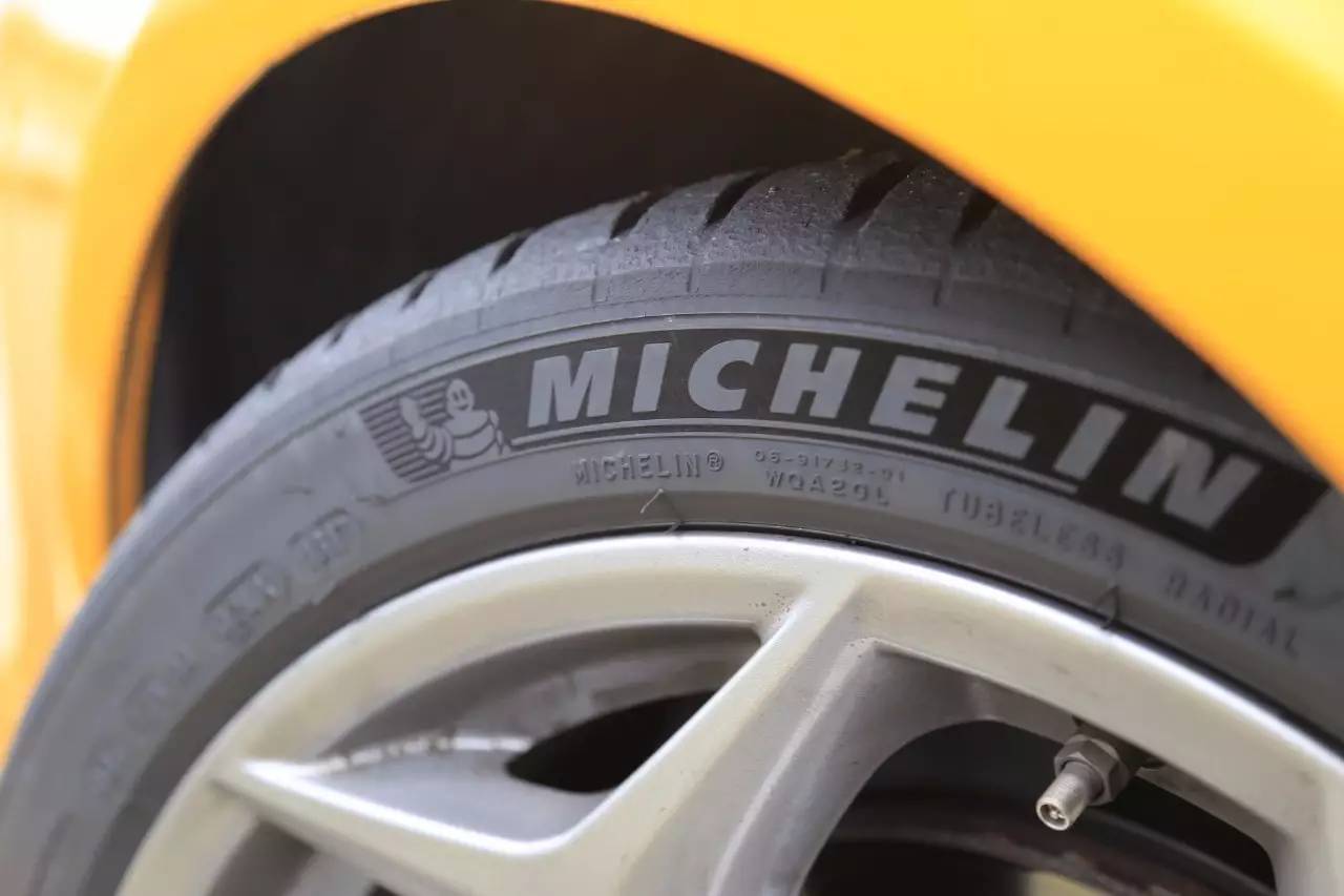 锦程说车丨论一条运动型高性能轮胎的炼成