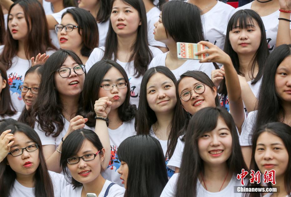 高校4000多名师生拍"最牛毕业照"