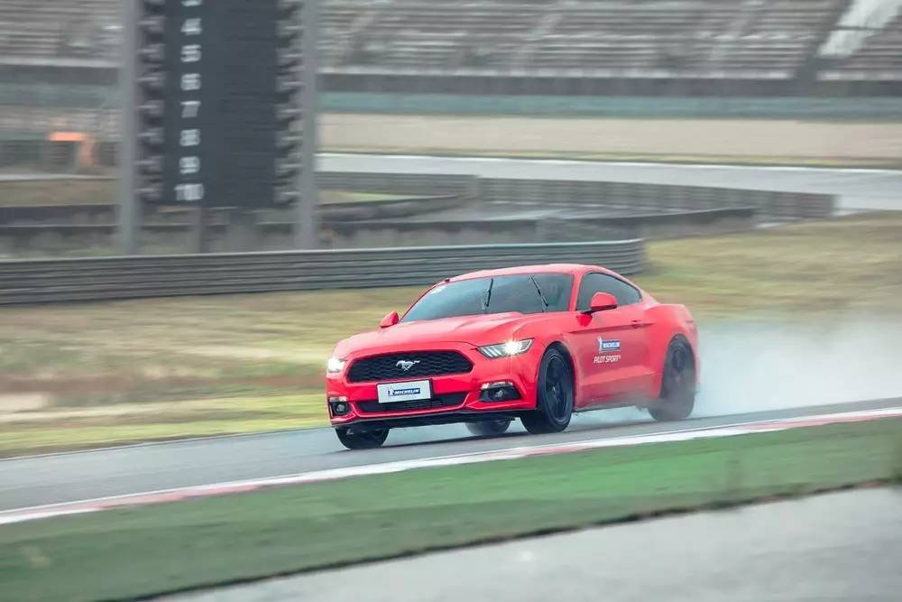 锦程说车丨论一条运动型高性能轮胎的炼成