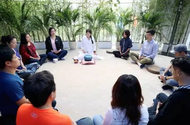 别人的车秀科技，我们坐进奔驰“沏了杯茶”