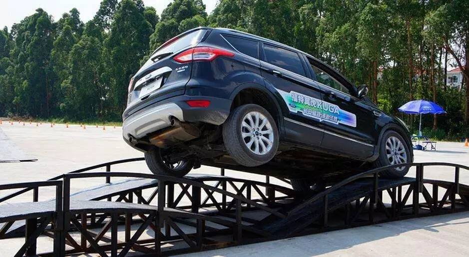 城市SUV拉去越野，姿态为何会如此狼狈？