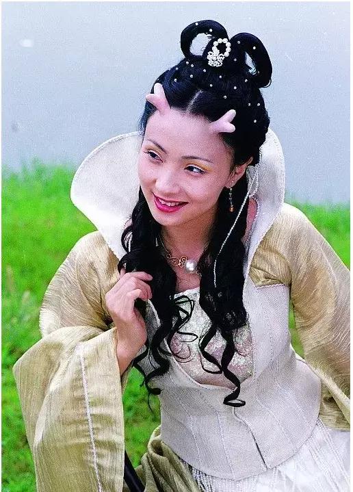 没有整过容的陶红气质美到炸裂,只是衣品还有待提高