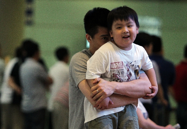 傅海峰与儿子。图片来源：视觉中国