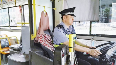 鞍山一女司机突发病 民警"代驾"公交车(图)