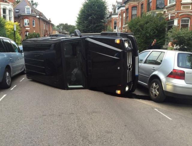奔驰豪车侧翻倒地,得知原因后,众人夸赞车主有爱心