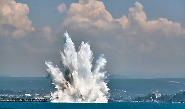 震撼二战时期水雷被引爆掀起30米高巨浪