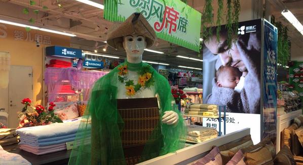重庆超市"大妈"又出神作 模特穿凉席画风清凉
