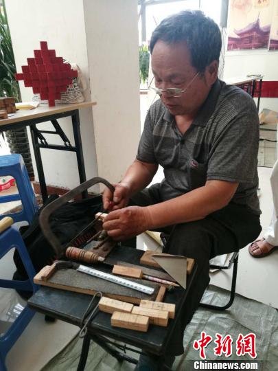 张子乾 摄中新网邢台6月15日电 (张鹏翔 李铁锤 张子乾)"这孔明锁也