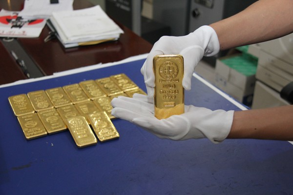 图为:深圳海关关员查获黄金块17千克   陈鸿杰/摄