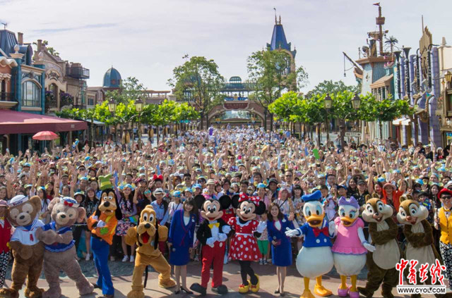 上海迪士尼与游客共庆一周年开幕以来已接待超1100万人次