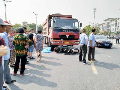 渣土车右转闯祸 女骑手卷入车轮不幸身亡|车祸|渣土车|骑手_新浪新闻