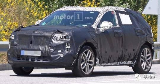 豪车内饰据说柔软的像馒头，我能摊开双手摸一摸吗？